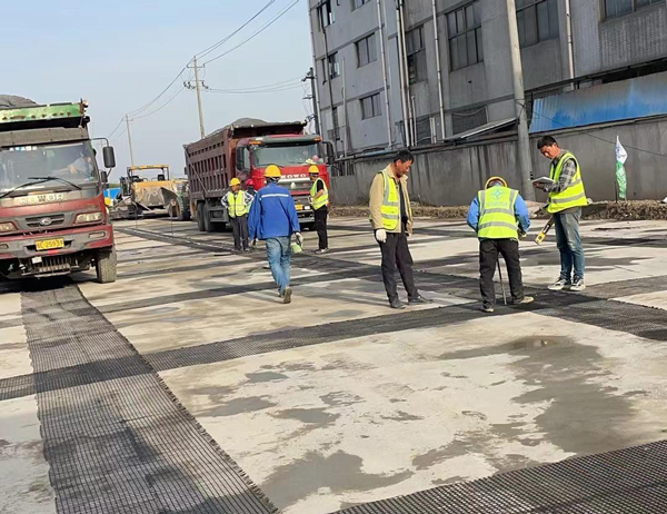 莒南老材料的新故事：玻璃纤维土工格栅如何在‘白改黑’浪潮中重获新生？